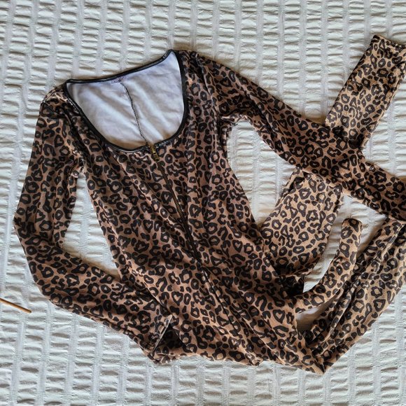 Spirit Halloween Adult Cheetah Catsuit Costume - Picture 3 of 9